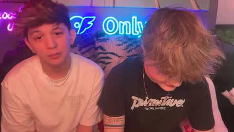 Snapshot of eastinwestin chatting on March 2, 7:59 am eastinwestin online show from March 2, 7:59 am