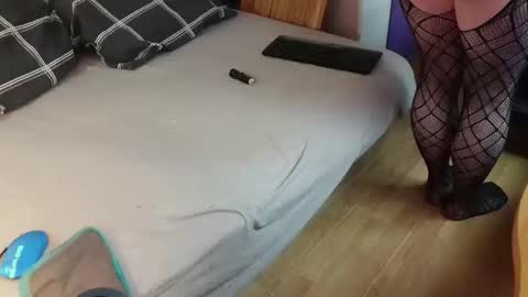 shy yoong cross online show from December 2, 9:25 am