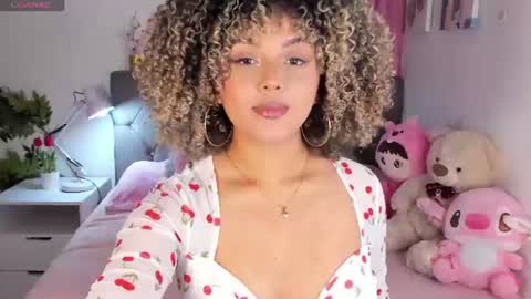 Snapshot of ebony_curly2 chatting on July 1, 7:57 pm isa online show from July 1, 7:57 pm