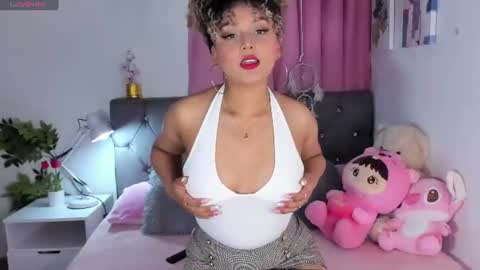 Snapshot of ebony_curly2 chatting on July 4, 11:22 pm isa online show from July 4, 11:22 pm
