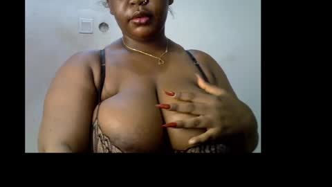 Snapshot of ebony_plumx12 chatting on May 15, 8:27 pm Prisy online show from May 15, 8:27 pm