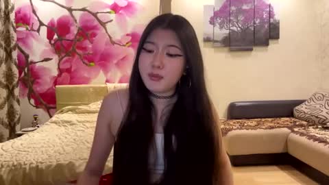 Snapshot of edinabluett chatting on May 19, 5:52 pm Eri online show from May 19, 5:52 pm