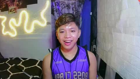 Snapshot of edrianburca052 chatting on November 6, 1:17 am urasian chub online show from November 6, 1:17 am