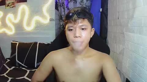 Snapshot of edrianburca052 chatting on November 13, 7:46 pm urasian chub online show from November 13, 7:46 pm