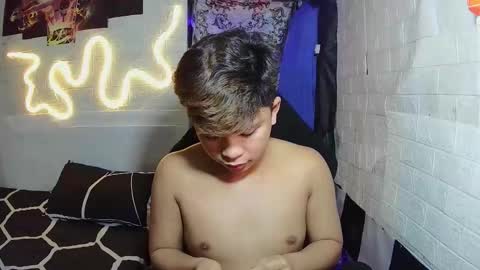 Snapshot of edrianburca052 chatting on November 18, 2:50 am urasian chub online show from November 18, 2:50 am