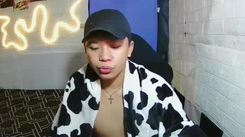 Snapshot of edrianburca052 chatting on November 29, 9:45 am urasian chub online show from November 29, 9:45 am