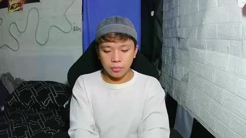 Snapshot of edrianburca052 chatting on December 4, 6:44 am urasian chub online show from December 4, 6:44 am