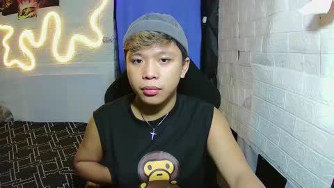 Snapshot of edrianburca052 chatting on December 5, 11:08 am urasian chub online show from December 5, 11:08 am