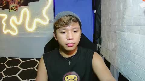 Snapshot of edrianburca052 chatting on December 13, 8:25 pm urasian chub online show from December 13, 8:25 pm