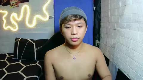 Snapshot of edrianburca052 chatting on December 16, 4:56 pm urasian chub online show from December 16, 4:56 pm