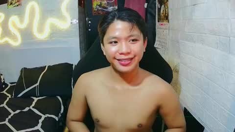 Snapshot of edrianburca052 chatting on February 16, 7:32 pm urasian chub online show from February 16, 7:32 pm