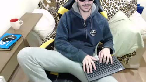 Snapshot of eduardobrain7 chatting on October 11, 12:21 am eduardobrain7 online show from October 11, 12:21 am