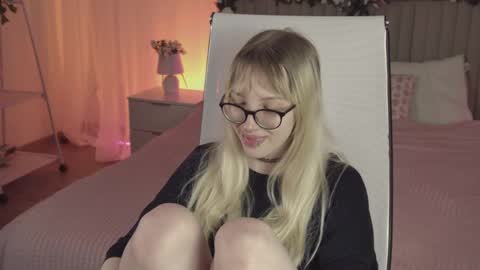 EVA NON NUDE online show from April 25, 6:49 pm