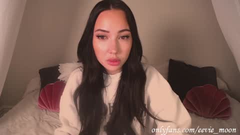 eevie online show from December 5, 8:00 am