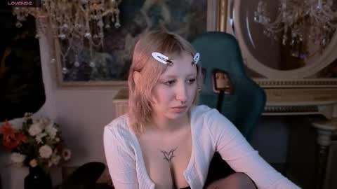 effiemeowley online show from March 4, 4:29 am