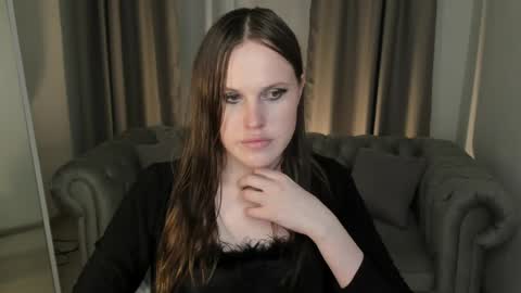Snapshot of effiemur chatting on May 18, 8:36 pm Effie Mur online show from May 18, 8:36 pm
