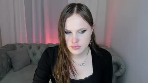Snapshot of effiemur chatting on July 16, 8:59 pm Effie Mur online show from July 16, 8:59 pm