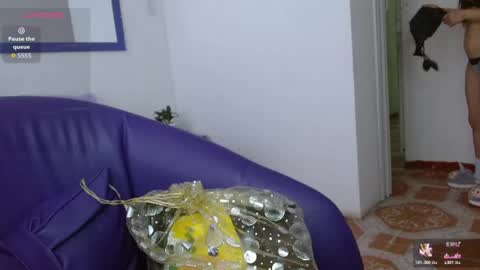 Snapshot of eimy01 chatting on April 21, 12:11 pm eimy01 online show from April 21, 12:11 pm