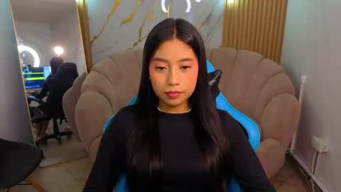Snapshot of eimy18_b chatting on May 4, 7:43 pm eimy18_b online show from May 4, 7:43 pm