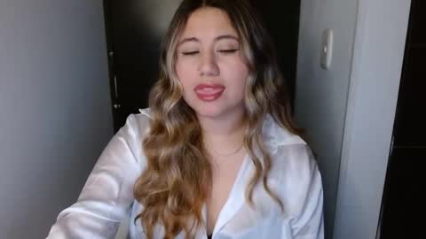 Snapshot of eimy_collin chatting on April 24, 5:43 am EIMY MODEL INDEPENDENT online show from April 24, 5:43 am