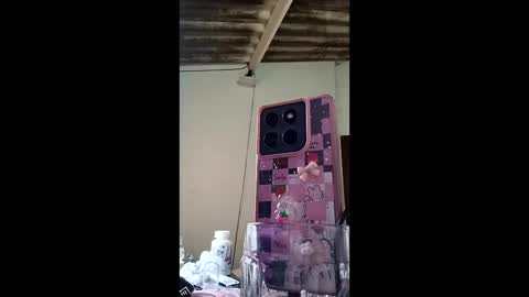 eimy_saenzz online show from April 17, 7:17 pm