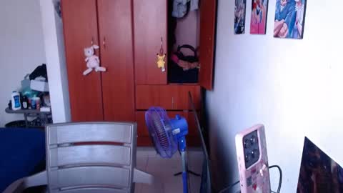 Snapshot of eimy_saenzz chatting on April 25, 6:27 pm eimy_saenzz online show from April 25, 6:27 pm