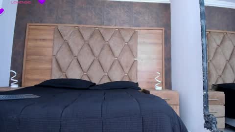 YG COUPLE online show from April 4, 9:01 pm