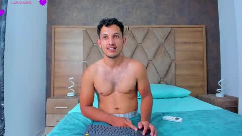 YG COUPLE online show from April 10, 8:35 pm