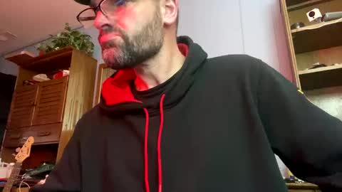 Snapshot of ejbooker11 chatting on December 5, 5:26 am PiedPiper online show from December 5, 5:26 am