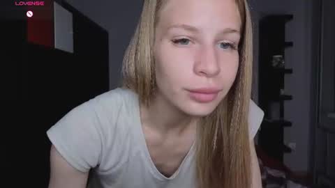 Snapshot of el1s_evans chatting on June 21, 8:06 am please read my bio there is information about private shows and about my personality online show from June 21, 8:06 am