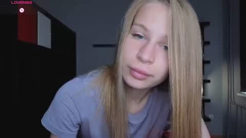 Snapshot of el1s_evans chatting on June 24, 8:02 am please read my bio there is information about private shows and about my personality online show from June 24, 8:02 am