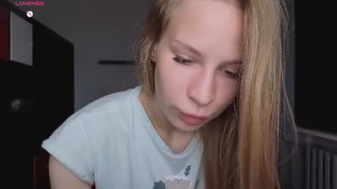 Snapshot of el1s_evans chatting on June 28, 8:09 am please read my bio there is information about private shows and about my personality online show from June 28, 8:09 am