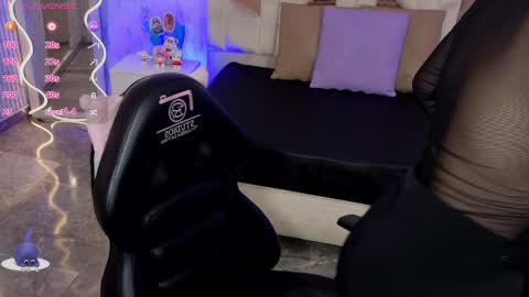 Snapshot of ela_tay1 chatting on April 4, 7:11 pm ela_tay1 online show from April 4, 7:11 pm