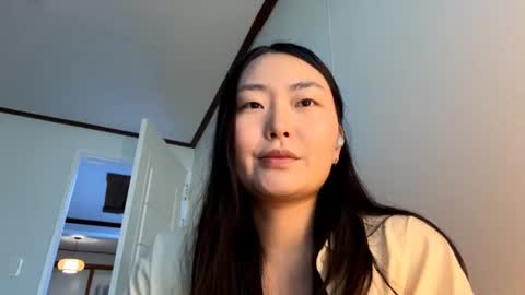 Snapshot of elalaclaire chatting on June 19, 6:07 am Mila online show from June 19, 6:07 am