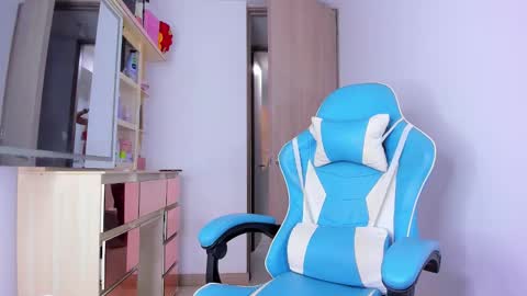 Snapshot of elalux777 chatting on October 2, 12:50 am elalux777 online show from October 2, 12:50 am