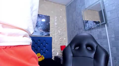 Elan Giralon online show from March 31, 10:21 pm