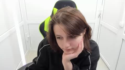 Snapshot of elara_muse chatting on April 20, 7:00 am Evie online show from April 20, 7:00 am