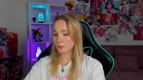 elaravoltage online show from April 22, 5:25 pm