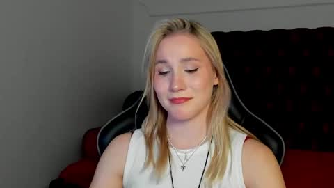Snapshot of elaravoltage chatting on April 29, 5:17 pm elaravoltage online show from April 29, 5:17 pm