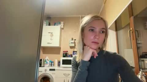 elarawhitmore online show from February 25, 7:01 pm