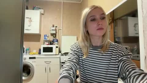 elarawhitmore online show from February 28, 5:47 pm