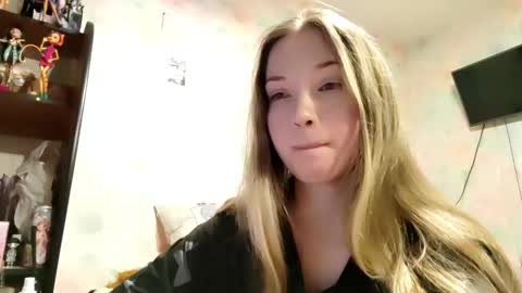 Snapshot of elaynecinco chatting on February 16, 2:35 pm MIa online show from February 16, 2:35 pm