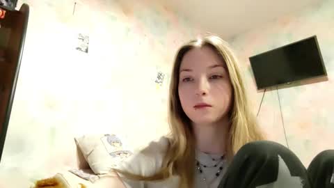 Snapshot of elaynecinco chatting on February 18, 12:23 pm MIa online show from February 18, 12:23 pm