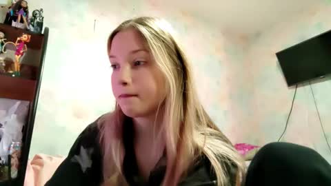 Snapshot of elaynecinco chatting on March 2, 8:54 am MIa online show from March 2, 8:54 am