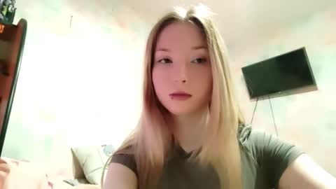 Snapshot of elaynecinco chatting on March 3, 8:09 am MIa online show from March 3, 8:09 am