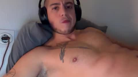 Snapshot of elcarlobukowski1905 chatting on October 27, 2:26 am elcarlobukowski1905 online show from October 27, 2:26 am