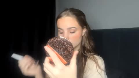 Snapshot of eleanorolaes chatting on February 26, 3:33 pm Kelly online show from February 26, 3:33 pm