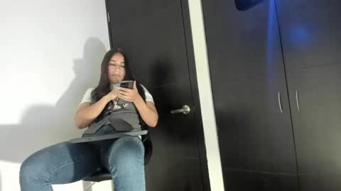 Electra- Please help me reach 100 likes online show from December 7, 12:41 am