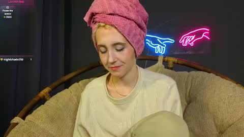 Snapshot of elen__moore chatting on June 21, 5:10 am Elen online show from June 21, 5:10 am