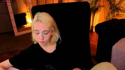 Snapshot of elen__moore chatting on June 22, 5:15 am Elen online show from June 22, 5:15 am